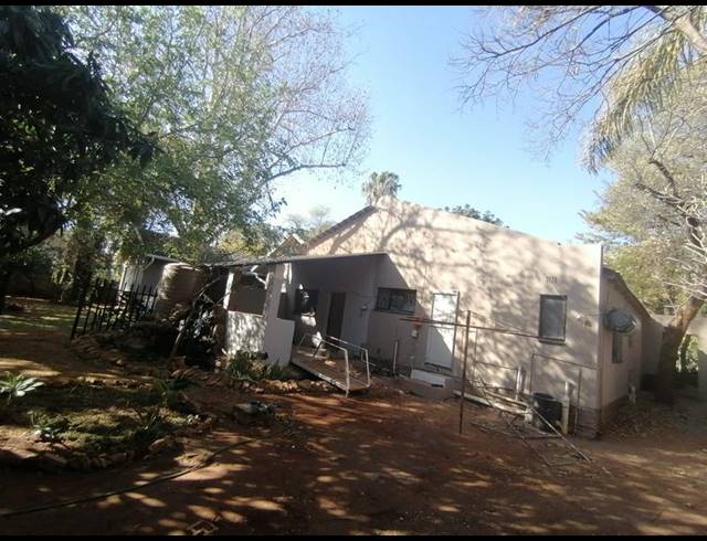 6 BEDROOM HOUSE FOR SALE IN PROTEA PARK